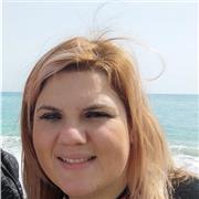 Insegnante italiano impartisce lezioni a studenti frequentanti la scuola primaria